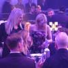 Exclusif - Emma Roberts embrasse chaleureusement sa tante Julia Roberts lors de la soirée "amfAR Inspiration Gala", le 30 octobre 2015.