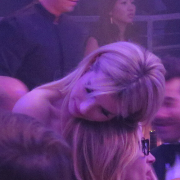 Exclusif - Emma Roberts embrasse chaleureusement sa tante Julia Roberts lors de la soirée "amfAR Inspiration Gala", Los Angeles, le 30 octobre 2015.