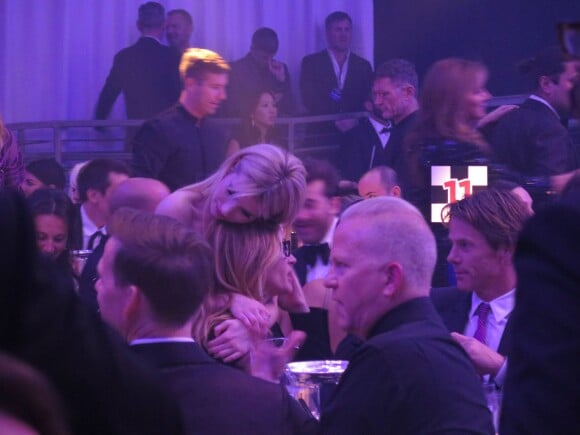 Exclusif - Emma Roberts embrasse chaleureusement sa tante Julia Roberts lors de la soirée "amfAR Inspiration Gala", le 30 octobre 2015.