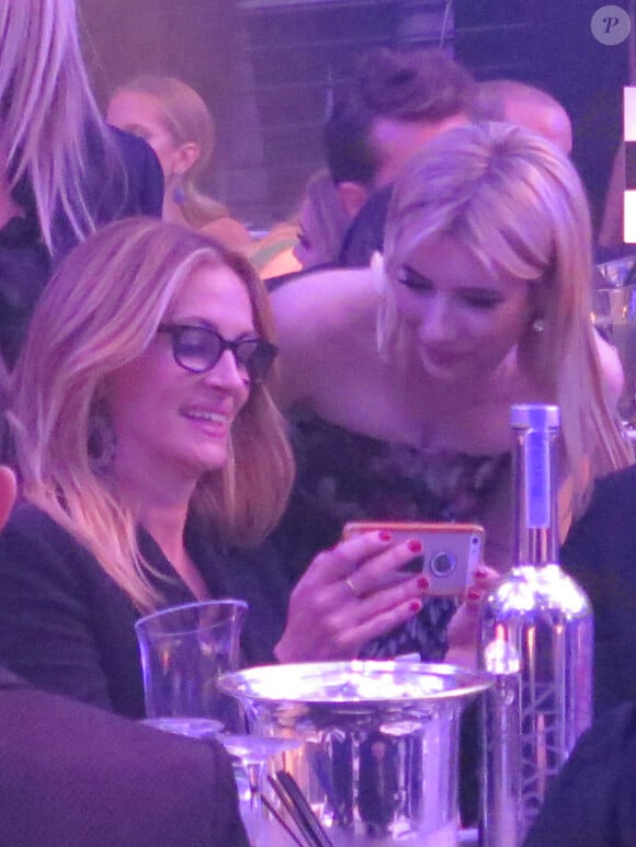 Exclusif - Emma Roberts complice avec sa tante Julia Roberts lors de la soirée "amfAR Inspiration Gala", le 30 octobre 2015.