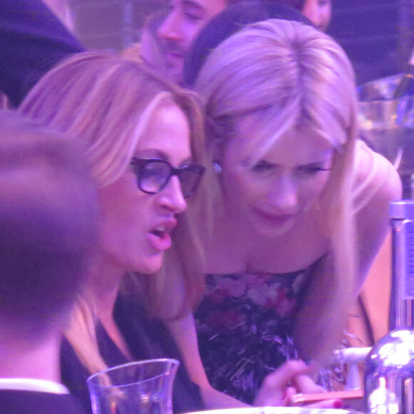 Exclusif - Emma Roberts embrasse chaleureusement sa tante Julia Roberts lors de la soirée "amfAR Inspiration Gala", le 30 octobre 2015.