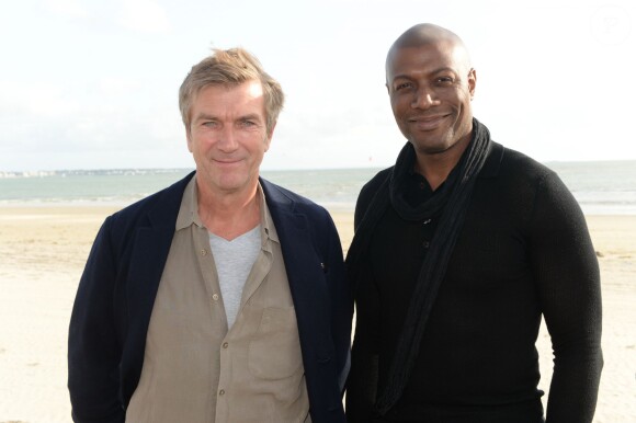 Philippe Caroit et Harry Roselmack - Rendez-vous sur la plage lors du Festival du Cinéma et Musique de Film de La Baule, le 14 novembre 2015.