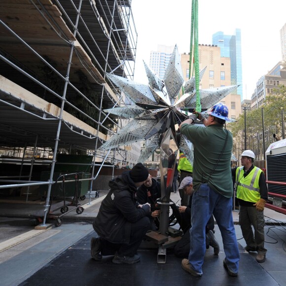 Miranda Kerr assiste à la pose de l'étoile Swarovski sur le sapin de Noël du Rockfeller Center. New York, le 16 novembre 2015.