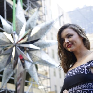 Miranda Kerr assiste à la pose de l'étoile Swarovski sur le sapin de Noël du Rockfeller Center. New York, le 16 novembre 2015.