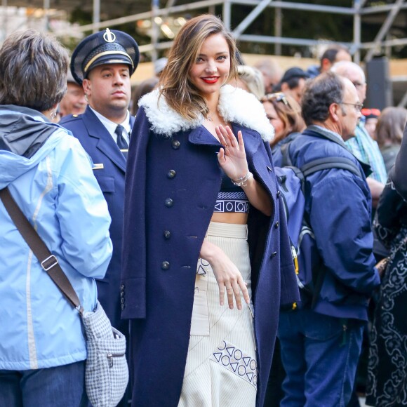 Miranda Kerr assiste à la pose de l'étoile Swarovski sur le sapin de Noël du Rockfeller Center. New York, le 16 novembre 2015.