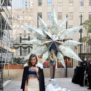 Miranda Kerr assiste à la pose de l'étoile Swarovski sur le sapin de Noël du Rockfeller Center. New York, le 16 novembre 2015.