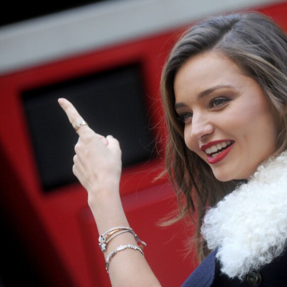 Le mannequin australien Miranda Kerr assiste à la pose de l'étoile Swarovski sur le sapin de Noël du Rockfeller Center. New York, le 16 novembre 2015.