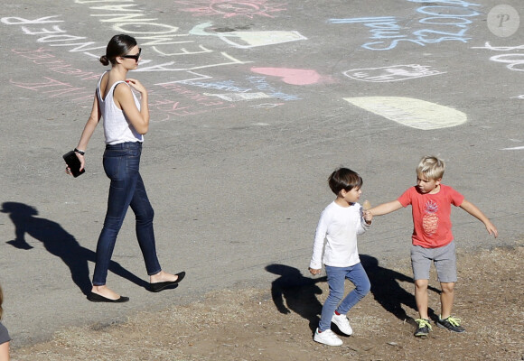 Exclusif - Miranda Kerr se balade avec son fils Flynn Bloom à Malibu le 7 novembre 2015.