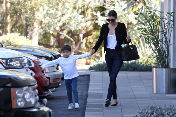Miranda Kerr et son fils Flynn à Malibu, Los Angeles, le 7 novembre 2015.