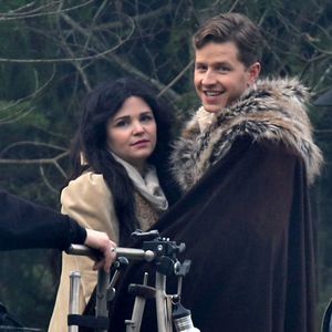 Ginnifer Goodwin enceinte et son fiance Josh Dallas sur le tournage de la serie "Once Upon A Time" a Vancouver, le 27 novembre 2013.