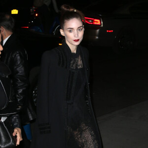 Rooney Mara arrive au MoMA pour assister au dîner caritatif du département cinéma du musée, en l'honneur de Cate Blanchett. New York, le 17 novembre 2015.