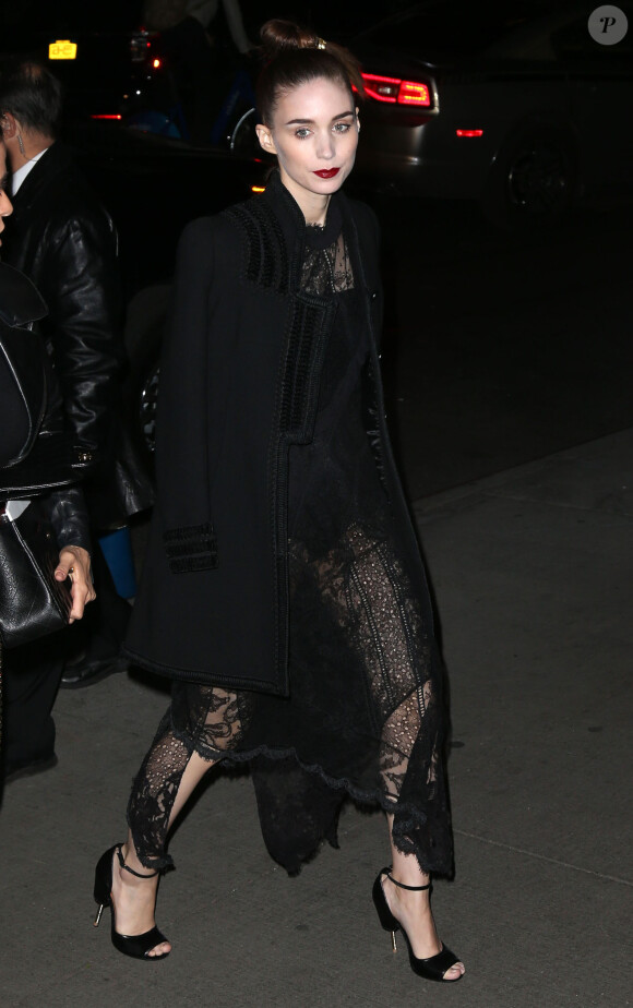 Rooney Mara arrive au MoMA pour assister au dîner caritatif du département cinéma du musée, en l'honneur de Cate Blanchett. New York, le 17 novembre 2015.