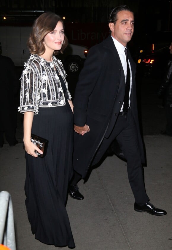 Rose Byrne, enceinte, et son compagnon Bobby Cannavale arrivent au MoMA pour assister au dîner caritatif du département cinéma du musée, en l'honneur de Cate Blanchett. New York, le 17 novembre 2015.