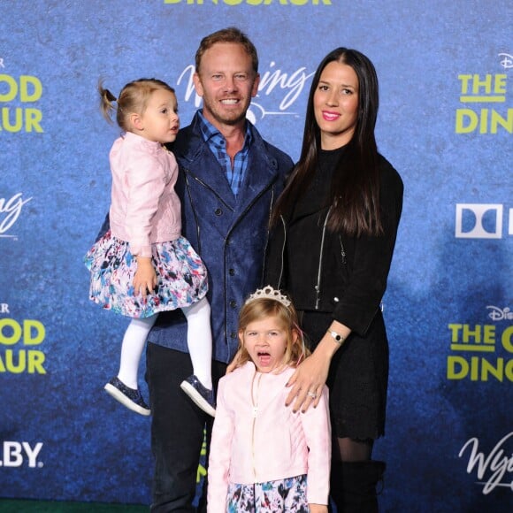 Ian Ziering et sa famille à la première du film Le voyage d'Arlo à Los angeles, le 17 novembre 2015.