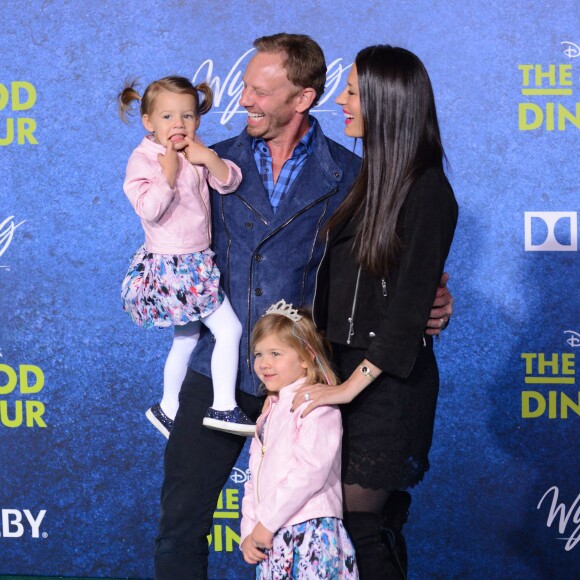 Ian Ziering et sa famille à la première du film Le voyage d'Arlo à Los angeles, le 17 novembre 2015.