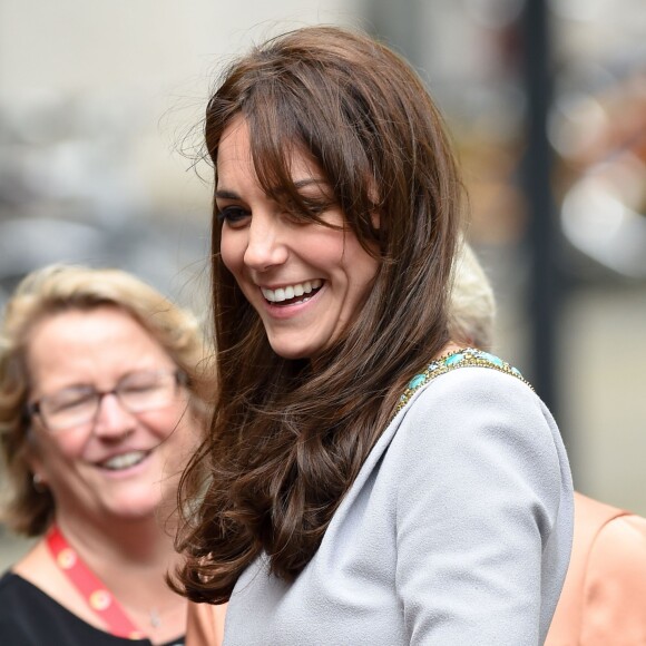 Kate Middleton, duchesse de Cambridge (en robe Matthew Williamson), prenait part le 18 novembre 2015 à Londres à une conférence à l'initiative de Place2Be, dont elle est la marraine, sur la nécessité de dépister et d'agir rapidement dans les cas de troubles psychologiques chez l'enfant.