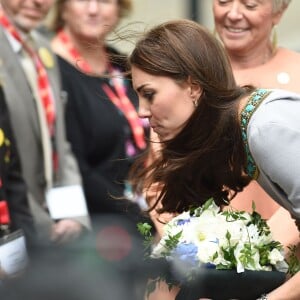 Kate Middleton, duchesse de Cambridge (en robe Matthew Williamson), prenait part le 18 novembre 2015 à Londres à une conférence à l'initiative de Place2Be, dont elle est la marraine, sur la nécessité de dépister et d'agir rapidement dans les cas de troubles psychologiques chez l'enfant.