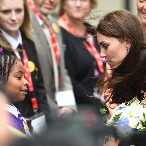 Kate Middleton, duchesse de Cambridge (en robe Matthew Williamson), prenait part le 18 novembre 2015 à Londres à une conférence à l'initiative de Place2Be, dont elle est la marraine, sur la nécessité de dépister et d'agir rapidement dans les cas de troubles psychologiques chez l'enfant.