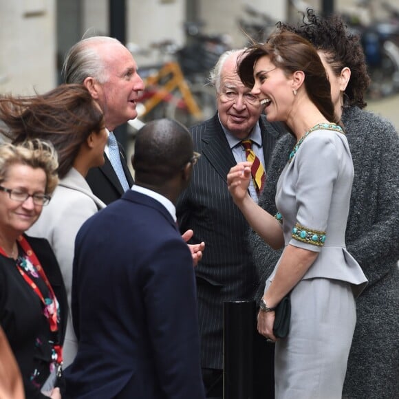 Kate Middleton, duchesse de Cambridge (en robe Matthew Williamson), prenait part le 18 novembre 2015 à Londres à une conférence à l'initiative de Place2Be, dont elle est la marraine, sur la nécessité de dépister et d'agir rapidement dans les cas de troubles psychologiques chez l'enfant.