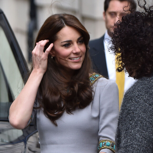 Kate Middleton, duchesse de Cambridge (en robe Matthew Williamson), prenait part le 18 novembre 2015 à Londres à une conférence à l'initiative de Place2Be, dont elle est la marraine, sur la nécessité de dépister et d'agir rapidement dans les cas de troubles psychologiques chez l'enfant.