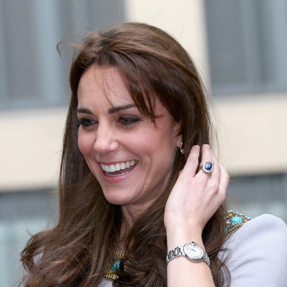 Kate Middleton, duchesse de Cambridge (en robe Matthew Williamson), prenait part le 18 novembre 2015 à Londres à une conférence à l'initiative de Place2Be, dont elle est la marraine, sur la nécessité de dépister et d'agir rapidement dans les cas de troubles psychologiques chez l'enfant.