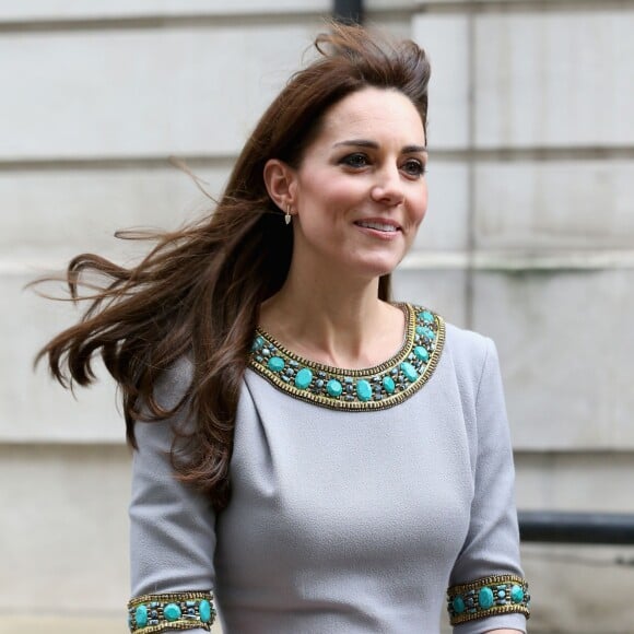 Kate Middleton, duchesse de Cambridge (en robe Matthew Williamson), prenait part le 18 novembre 2015 à Londres à une conférence à l'initiative de Place2Be, dont elle est la marraine, sur la nécessité de dépister et d'agir rapidement dans les cas de troubles psychologiques chez l'enfant.