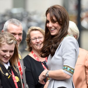 Kate Middleton, duchesse de Cambridge (en robe Matthew Williamson), prenait part le 18 novembre 2015 à Londres à une conférence à l'initiative de Place2Be, dont elle est la marraine, sur la nécessité de dépister et d'agir rapidement dans les cas de troubles psychologiques chez l'enfant.