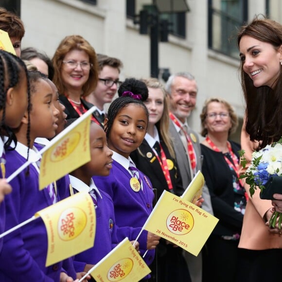 Kate Middleton, duchesse de Cambridge (en robe Matthew Williamson), prenait part le 18 novembre 2015 à Londres à une conférence à l'initiative de Place2Be, dont elle est la marraine, sur la nécessité de dépister et d'agir rapidement dans les cas de troubles psychologiques chez l'enfant.