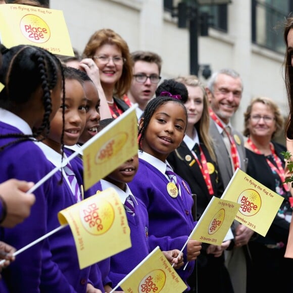 Kate Middleton, duchesse de Cambridge (en robe Matthew Williamson), prenait part le 18 novembre 2015 à Londres à une conférence à l'initiative de Place2Be, dont elle est la marraine, sur la nécessité de dépister et d'agir rapidement dans les cas de troubles psychologiques chez l'enfant.