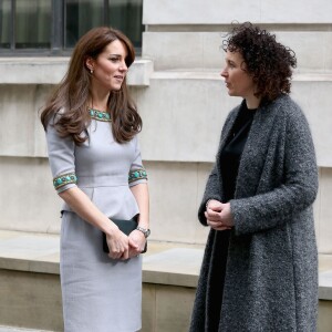 Kate Middleton, duchesse de Cambridge (en robe Matthew Williamson), prenait part le 18 novembre 2015 à Londres à une conférence à l'initiative de Place2Be, dont elle est la marraine, sur la nécessité de dépister et d'agir rapidement dans les cas de troubles psychologiques chez l'enfant.