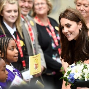 Kate Middleton, duchesse de Cambridge (en robe Matthew Williamson), prenait part le 18 novembre 2015 à Londres à une conférence à l'initiative de Place2Be, dont elle est la marraine, sur la nécessité de dépister et d'agir rapidement dans les cas de troubles psychologiques chez l'enfant.