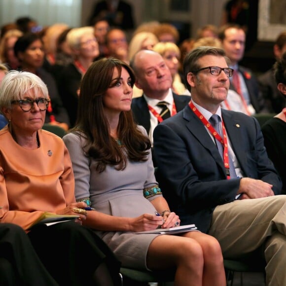 Kate Middleton, duchesse de Cambridge (en robe Matthew Williamson), prenait part le 18 novembre 2015 à Londres à une conférence à l'initiative de Place2Be, dont elle est la marraine, sur la nécessité de dépister et d'agir rapidement dans les cas de troubles psychologiques chez l'enfant.