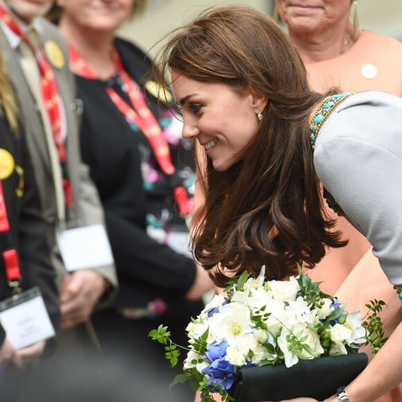 Kate Middleton, duchesse de Cambridge (en robe Matthew Williamson), prenait part le 18 novembre 2015 à Londres à une conférence à l'initiative de Place2Be, dont elle est la marraine, sur la nécessité de dépister et d'agir rapidement dans les cas de troubles psychologiques chez l'enfant.