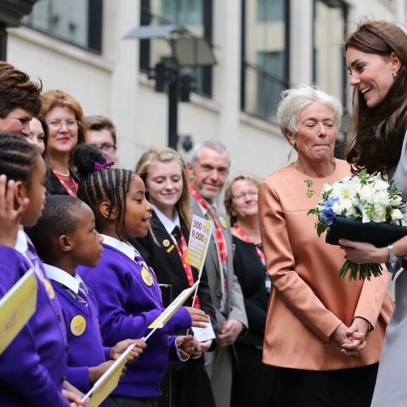 Kate Middleton, duchesse de Cambridge (en robe Matthew Williamson), prenait part le 18 novembre 2015 à Londres à une conférence à l'initiative de Place2Be, dont elle est la marraine, sur la nécessité de dépister et d'agir rapidement dans les cas de troubles psychologiques chez l'enfant.