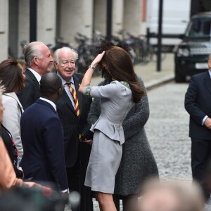 Kate Middleton, duchesse de Cambridge (en robe Matthew Williamson), prenait part le 18 novembre 2015 à Londres à une conférence à l'initiative de Place2Be, dont elle est la marraine, sur la nécessité de dépister et d'agir rapidement dans les cas de troubles psychologiques chez l'enfant.