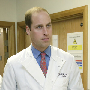 Le prince William en visite à l'hôpital Royal Marsden NHS Foundation Trust à Sutton, le 18 novembre 2015.