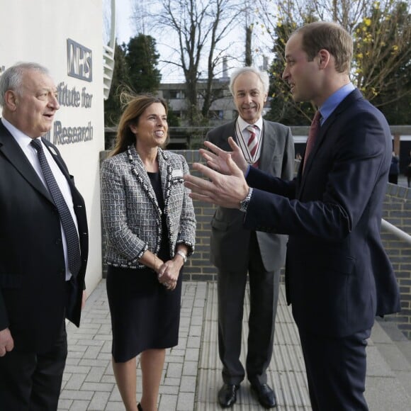 Le prince William en visite à l'hôpital Royal Marsden NHS Foundation Trust à Sutton, le 18 novembre 2015.