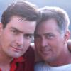 Charlie Sheen et son père Martin Sheen à Los Angeles, le 18 mai 1985.