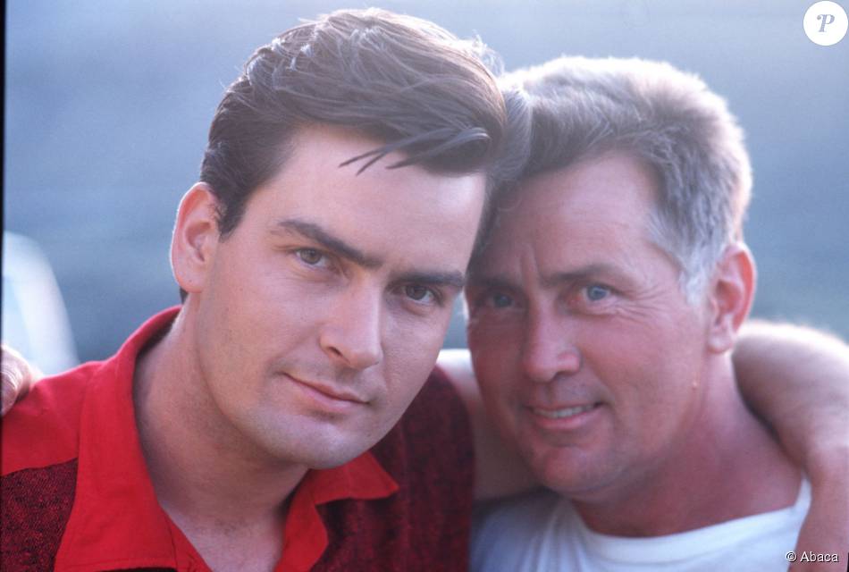 Charlie Sheen et son père Martin Sheen à Los Angeles, le 18 mai 1985 ...