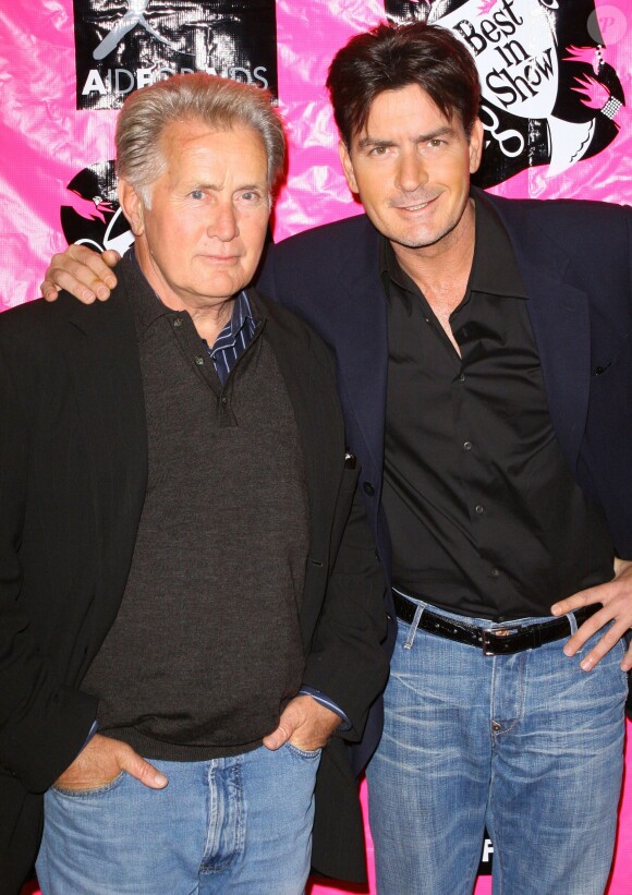 Charlie Sheen et son père Martin Sheen lors d'un gala en faveur de la recherche contre le sida, à Los Angeles le 14 octobre 2007. 