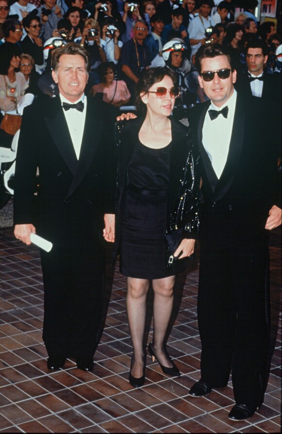 Charlie Sheen entouré de ses parents, Martin Sheen et Janet Templton, au Festival de Cannes en mai 1990. 