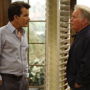 Charlie Sheen et son père Martin Sheen dans la série Anger Management, en 2012.