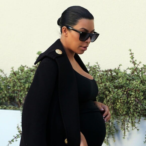 Kim Kardashian enceinte fait du shopping à Beverly Hills, le 18 novembre 2015  Pregnant reality star Kim Kardashian is spotted out shopping in Beverly Hills, California on November 18, 201518/11/2015 - Beverly Hills