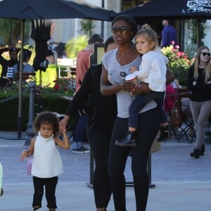 Les petites North West et Penelope Disick se promènent avec leurs nounous à Calabasas, le 18 novembre 2015  Please hide children face prior publication North West and Penelope Disick are accompanied by their nannies on a shopping excursion at a mall in Calabasas on November 18, 2015.18/11/2015 - Calabasas