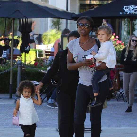 Les petites North West et Penelope Disick se promènent avec leurs nounous à Calabasas, le 18 novembre 2015  Please hide children face prior publication North West and Penelope Disick are accompanied by their nannies on a shopping excursion at a mall in Calabasas on November 18, 2015.18/11/2015 - Calabasas