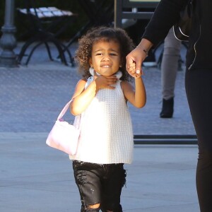 Les petites North West et Penelope Disick se promènent avec leurs nounous à Calabasas, le 18 novembre 2015  Please hide children face prior publication North West and Penelope Disick are accompanied by their nannies on a shopping excursion at a mall in Calabasas on November 18, 2015.18/11/2015 - Calabasas