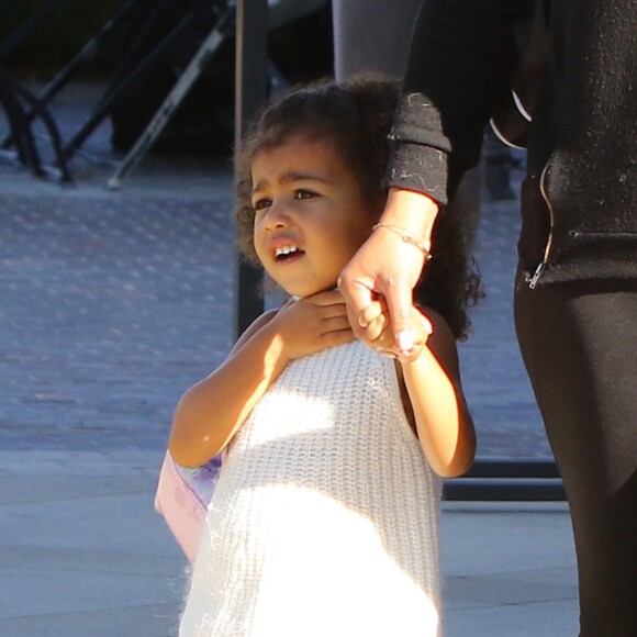 Les petites North West et Penelope Disick se promènent avec leurs nounous à Calabasas, le 18 novembre 2015  Please hide children face prior publication North West and Penelope Disick are accompanied by their nannies on a shopping excursion at a mall in Calabasas on November 18, 2015.18/11/2015 - Calabasas