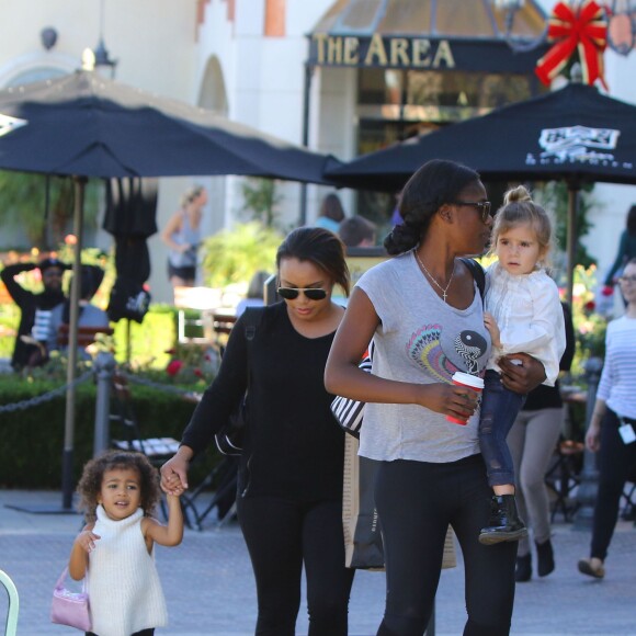 Les petites North West et Penelope Disick se promènent avec leurs nounous à Calabasas, le 18 novembre 2015  Please hide children face prior publication North West and Penelope Disick are accompanied by their nannies on a shopping excursion at a mall in Calabasas on November 18, 2015.18/11/2015 - Calabasas