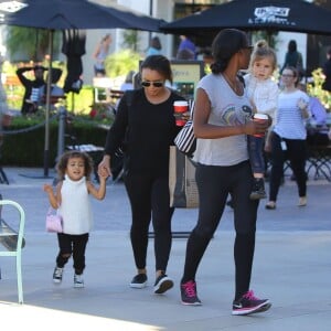 Les petites North West et Penelope Disick se promènent avec leurs nounous à Calabasas, le 18 novembre 2015  Please hide children face prior publication North West and Penelope Disick are accompanied by their nannies on a shopping excursion at a mall in Calabasas on November 18, 2015.18/11/2015 - Calabasas