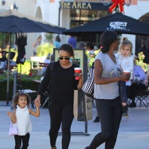 Les petites North West et Penelope Disick se promènent avec leurs nounous à Calabasas, le 18 novembre 2015  Please hide children face prior publication North West and Penelope Disick are accompanied by their nannies on a shopping excursion at a mall in Calabasas on November 18, 2015.18/11/2015 - Calabasas